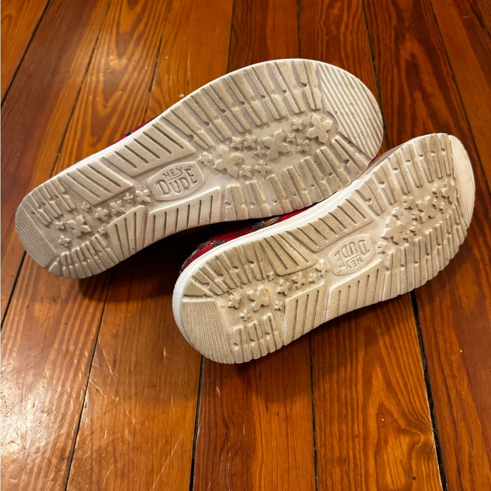 Hey Dude Women’s Wendy Realtree Edge Shoes in Pink and Brown Camo - Picture 6 of 8